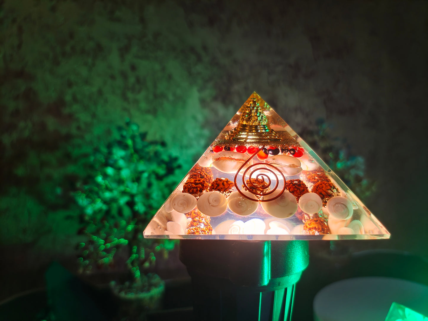 Lakshmi Yantra Pyramid – Sacred Vastu & Wealth Energy Pyramid