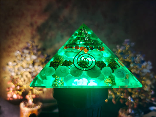 Lakshmi Yantra Pyramid – Sacred Vastu & Wealth Energy Pyramid